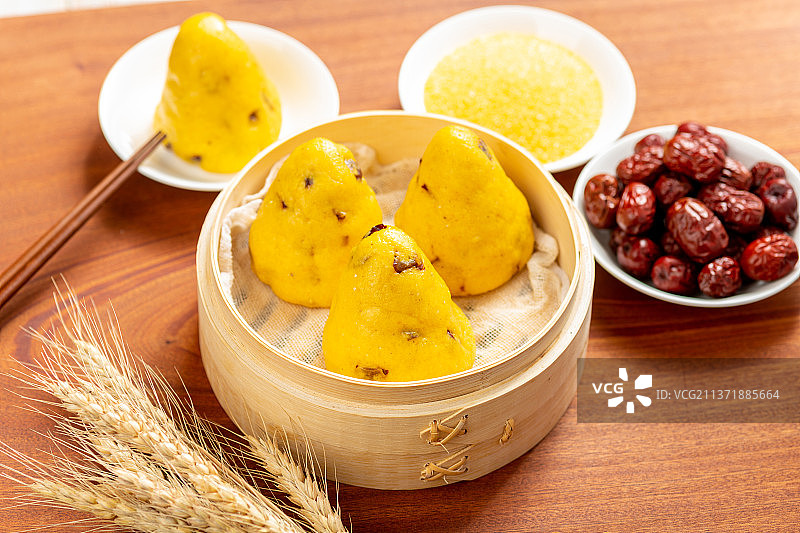 健康食品红枣窝头特写木桌面背景图片素材