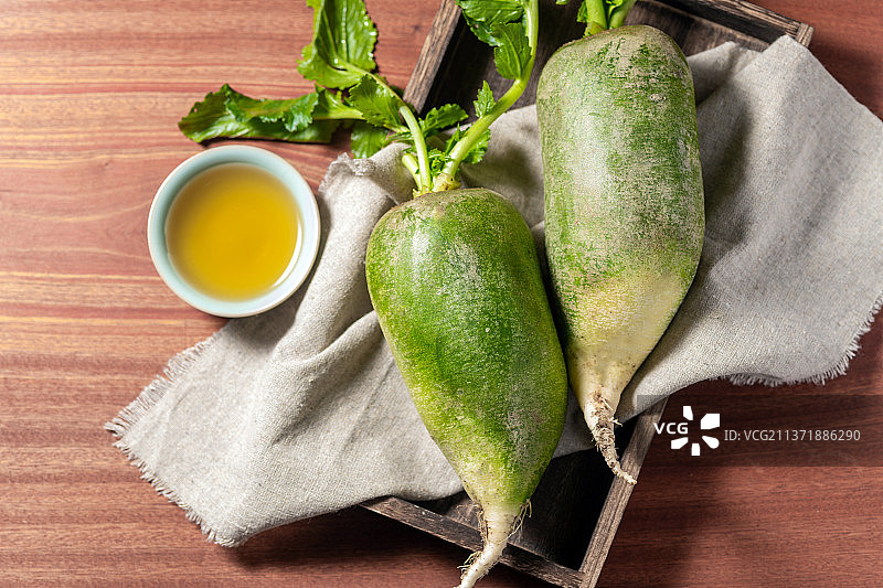 绿皮萝卜特写木桌面背景图片素材