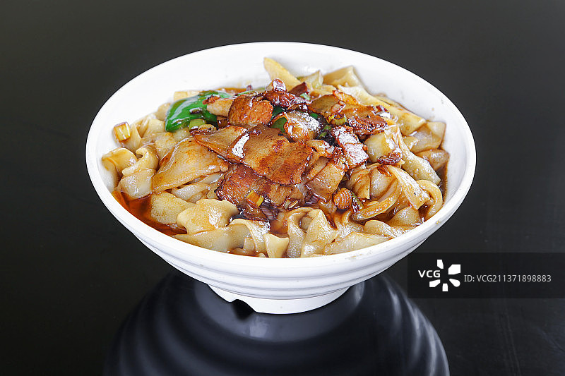 中餐美食-炒刀削面图片素材