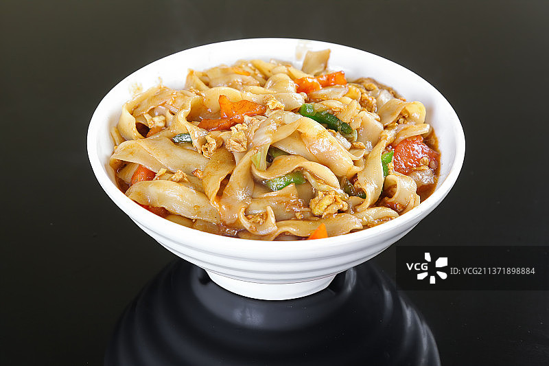 中餐美食-炒刀削面图片素材