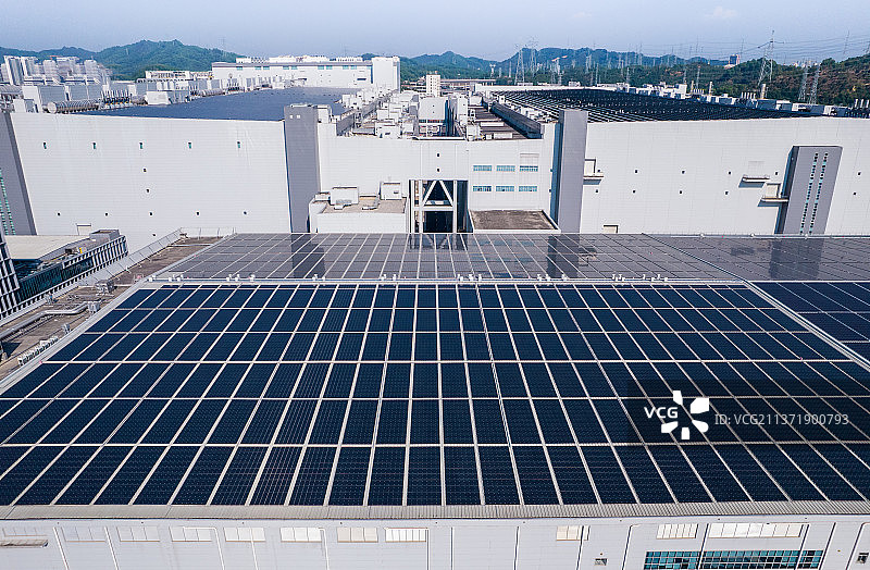 现代化工厂厂房上方安装的成片太阳能光伏发电矩阵板阵列新能源图片素材