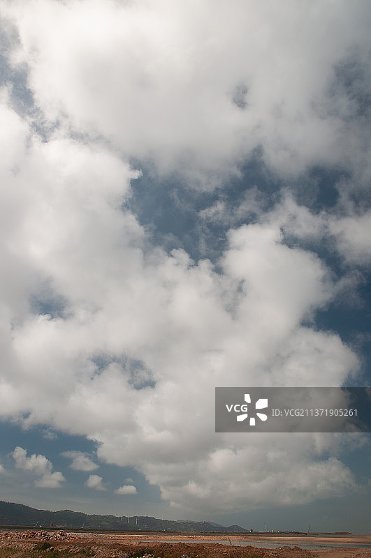 温州市洞头区新城围垦区夏天的层积云图片素材