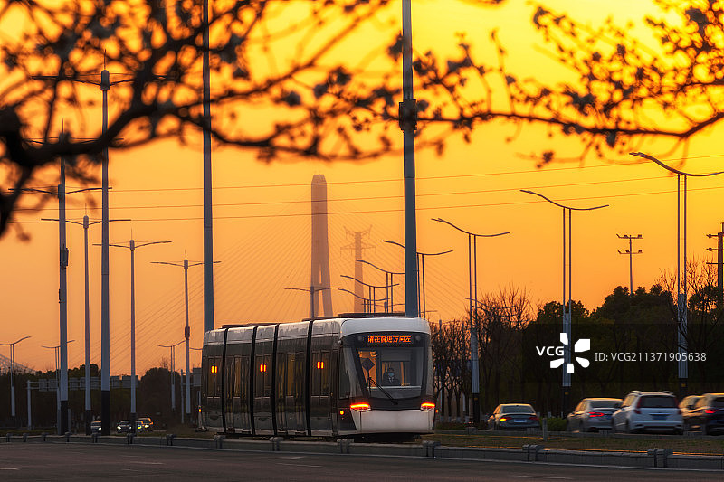 开往春天图片素材
