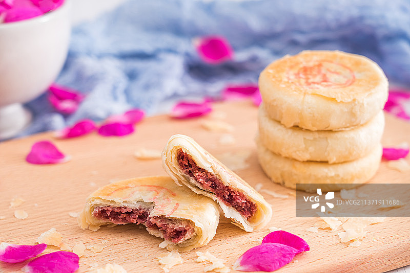放在砧板上的鲜花饼和玫瑰花图片素材