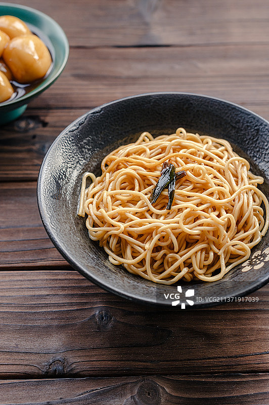 一碗葱油拌面图片素材
