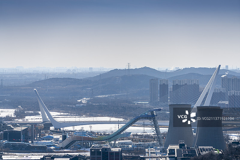 北京首钢园滑雪大跳台及新首钢大桥远眺图片素材