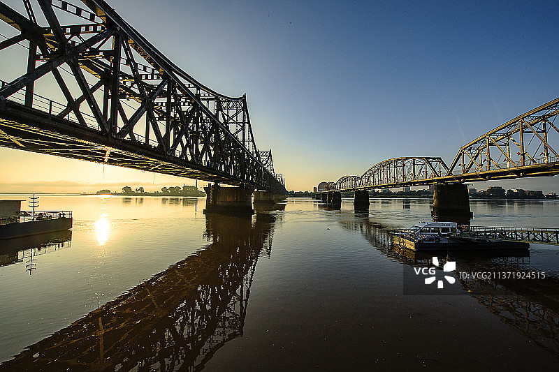 丹东市鸭绿江大桥和断桥，双桥图片素材