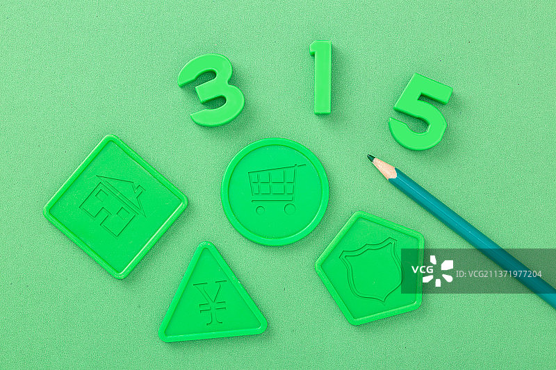 绿色背景上的315数字组合图片素材