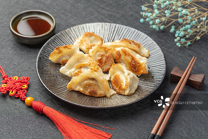 一盘煎饺子特写黑色背景图片素材