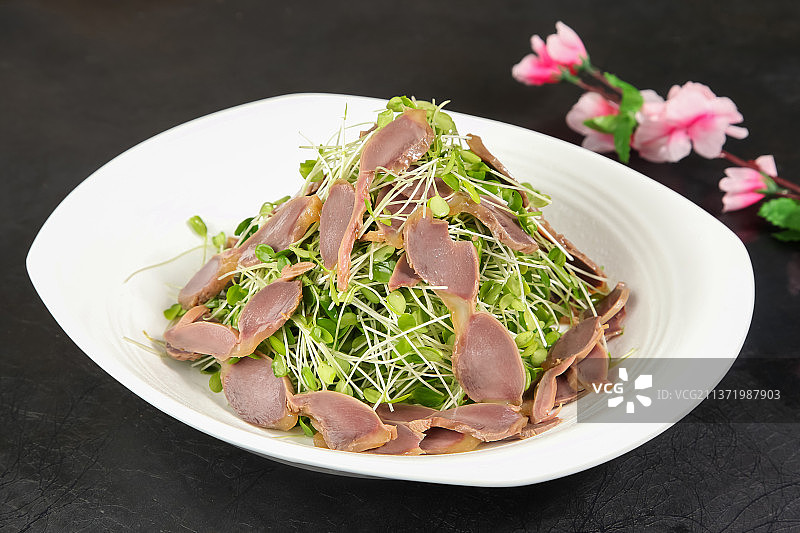 中餐美食-香椿苗拌鸡胗图片素材