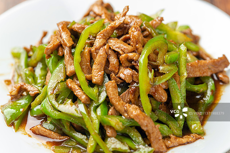 一盘青椒肉丝特写木桌面背景图片素材