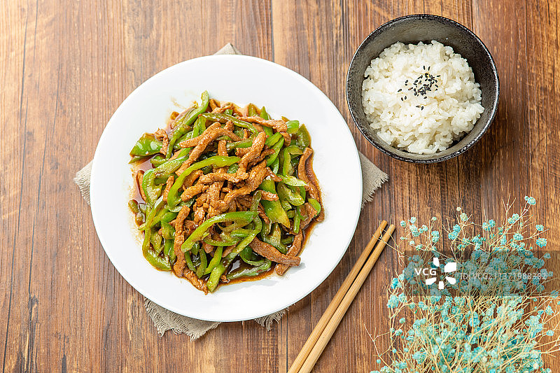 一盘青椒肉丝特写木桌面背景图片素材