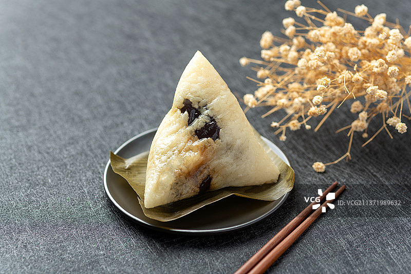 端午节粽子特写黑色背景中国风图片素材