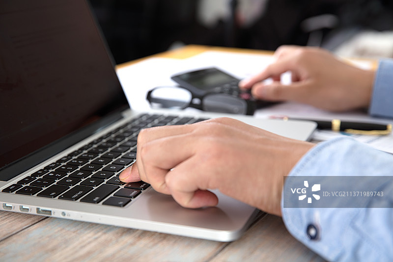 操作使用笔记本电脑的工作者图片素材