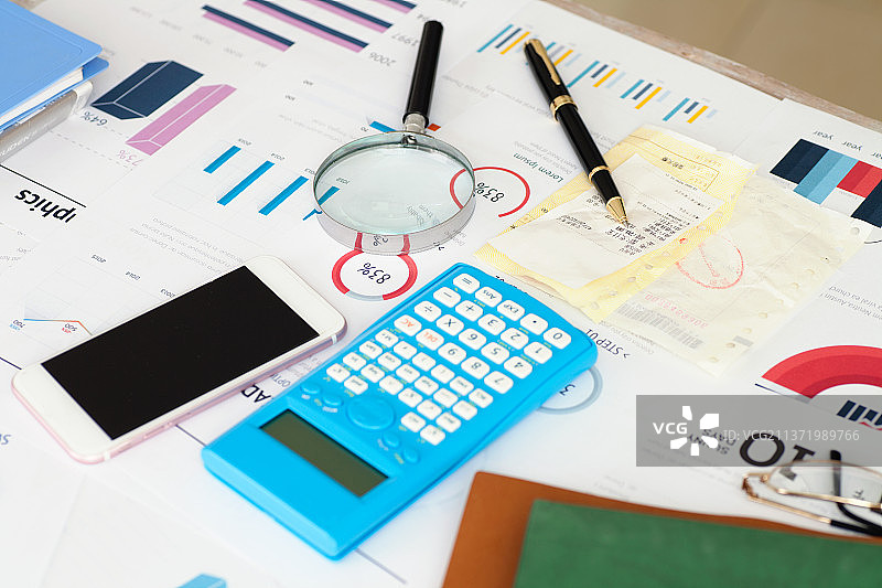 办公桌上的商业文件及办公物品图片素材