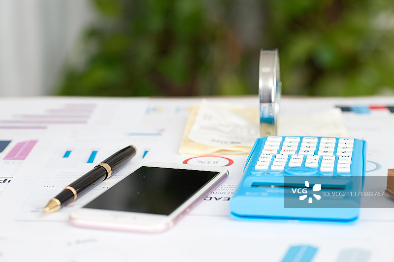 办公桌上的商业文件及办公物品图片素材