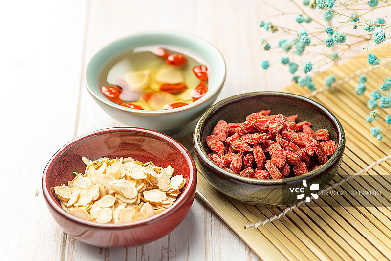 西洋参枸杞茶摆放在木桌面上图片素材