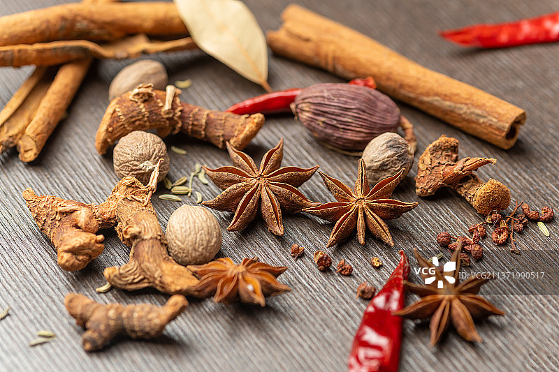 各种香料调料摆放在木桌面上图片素材