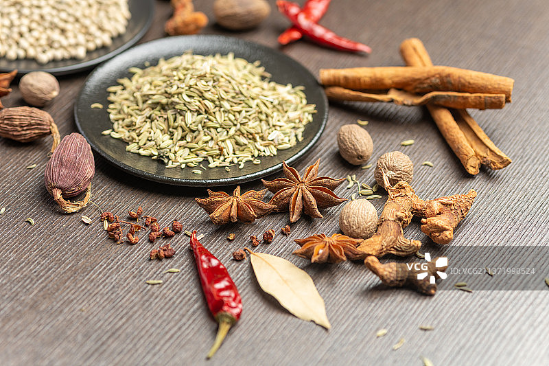 各种香料调料摆放在木桌面上图片素材