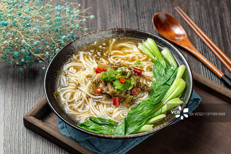 一碗酸菜肉丝米线摆放在木桌面上特写图片素材