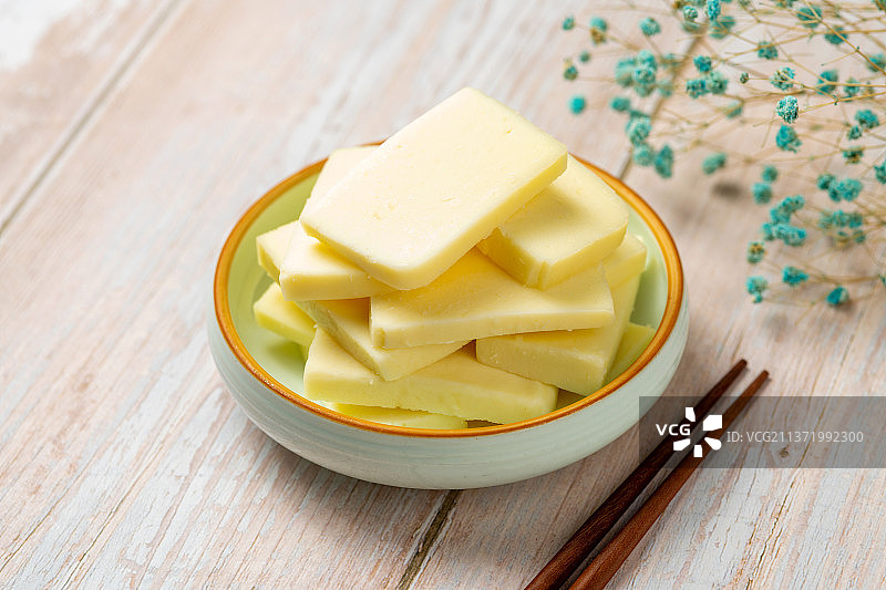 奶豆腐特写木桌面背景图片素材