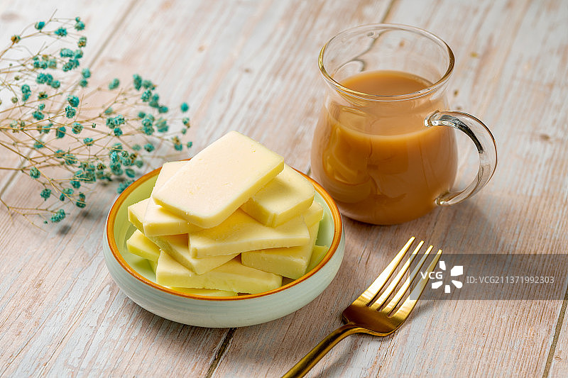 奶豆腐特写木桌面背景图片素材