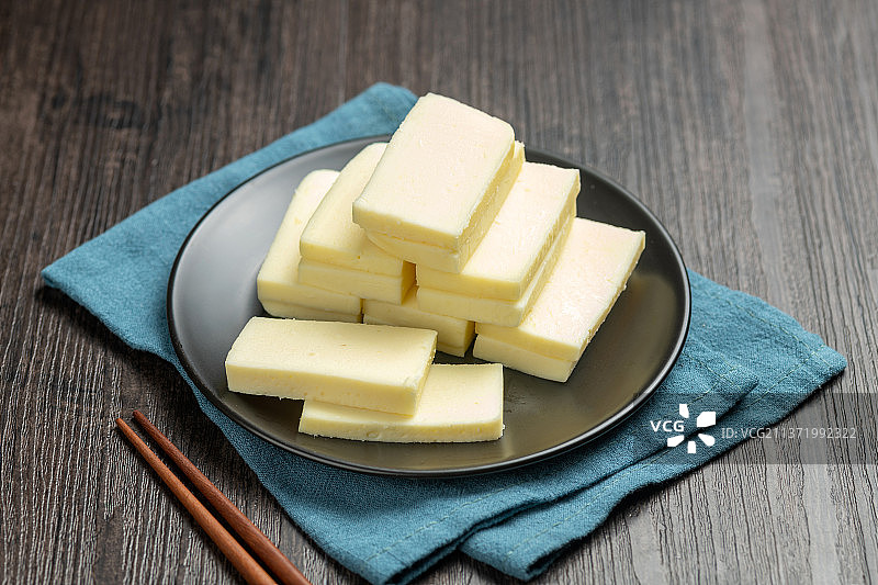 奶豆腐特写木桌面背景图片素材