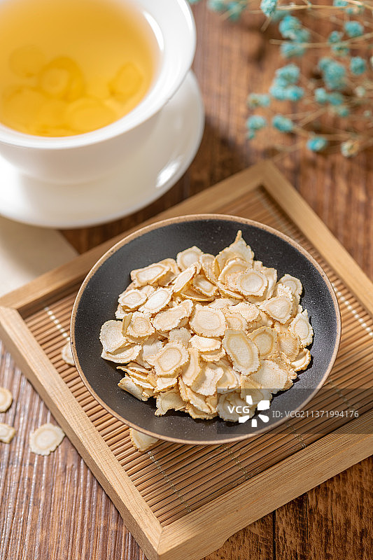 西洋参摆放在木桌面背景上特写图片素材