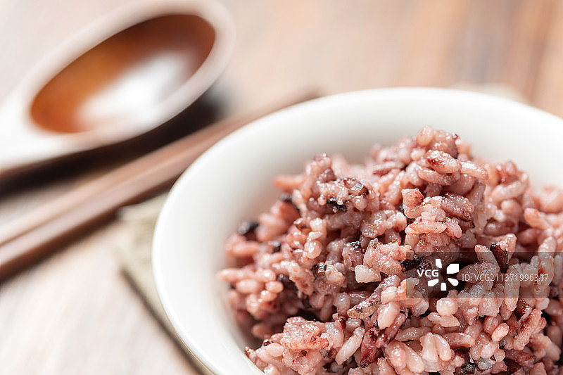 紫米饭特写木桌面背景图片素材