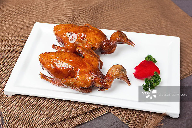 中餐美食-脆皮乳鸽图片素材