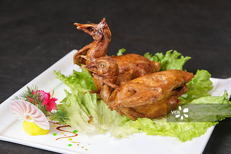 中餐美食-脆皮乳鸽图片素材