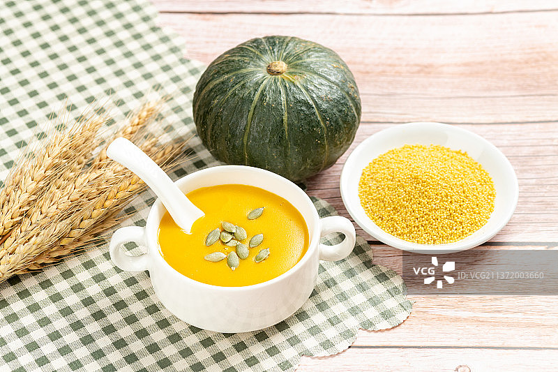 一碗小米南瓜粥特写格子桌布背景图片素材