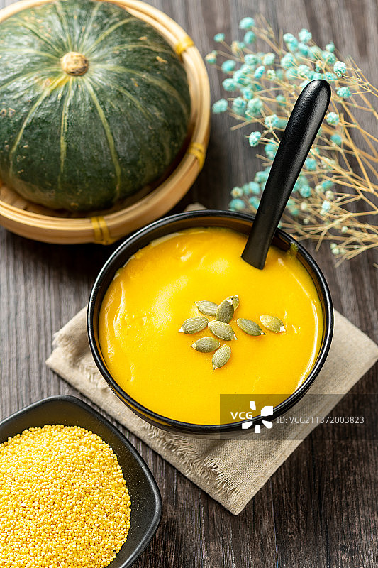 一碗小米南瓜粥特写木桌面背景图片素材