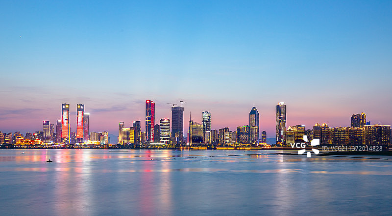 江西南昌赣江江滨红谷滩广场城市天际线夜景风光图片素材