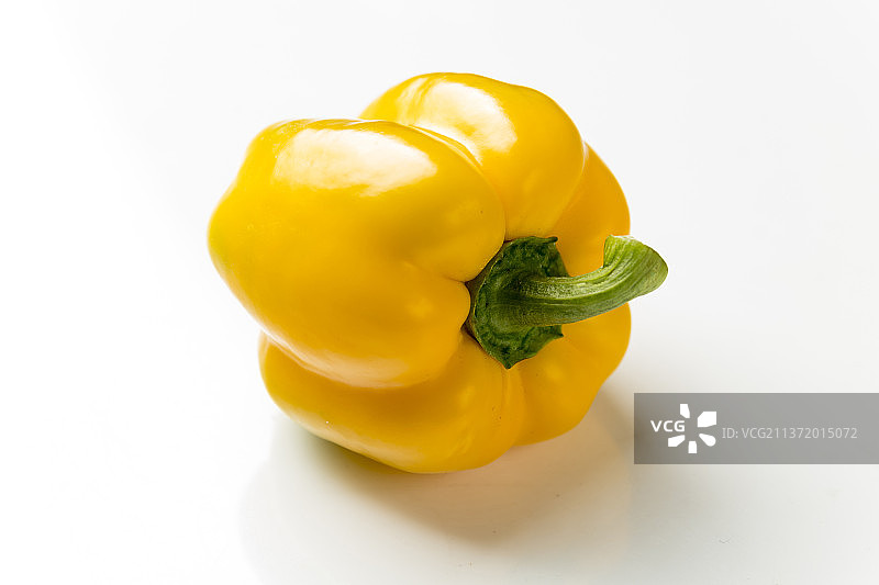 红色黄色彩椒摆放在白色背景上图片素材