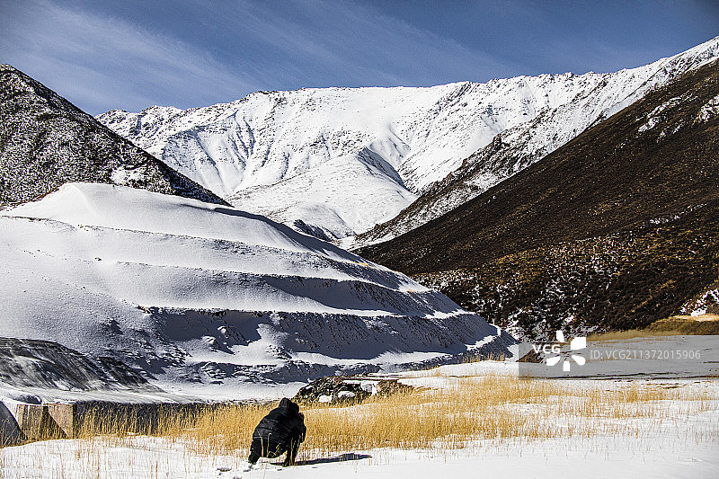 雪山下的追梦人图片素材