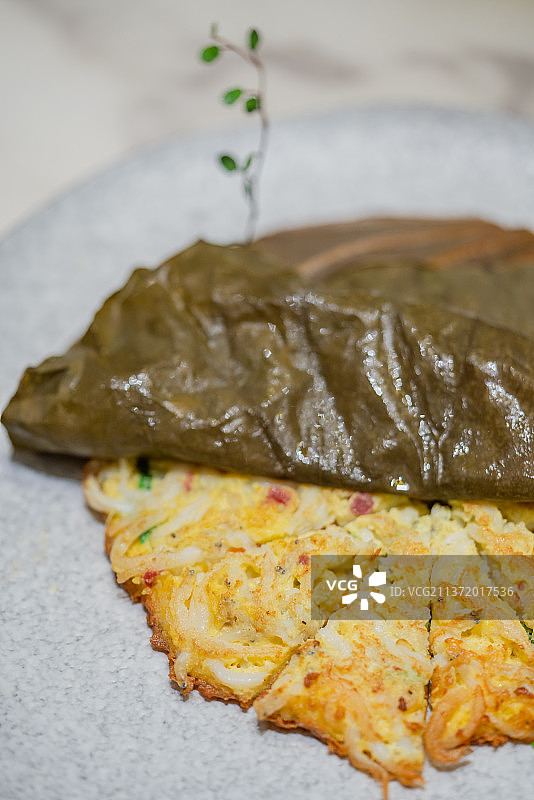 云南抚仙湖特色美食银鱼煎蛋饼图片素材