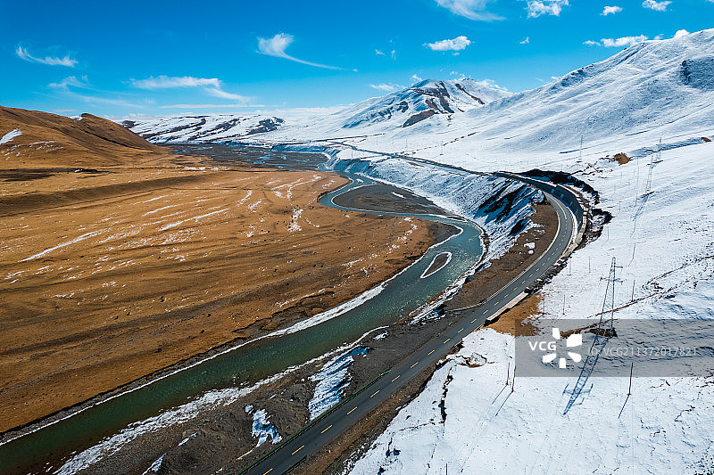 青海玉树曲麻莱县秋智乡三江源国家公园黄河源头雪山公路自驾游旅行自然风光图片素材