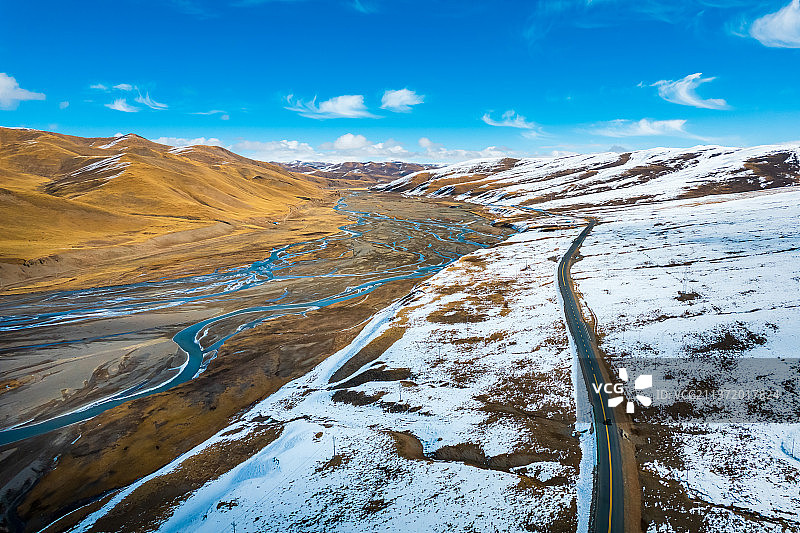 青海玉树曲麻莱县秋智乡三江源国家公园黄河源头雪山公路自驾游旅行自然风光图片素材