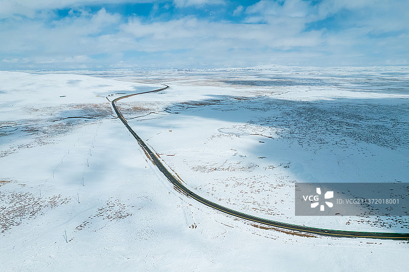 青海果洛州玛多县三江源国家公园黄河源雪原公路自驾游旅行航拍视角图片素材