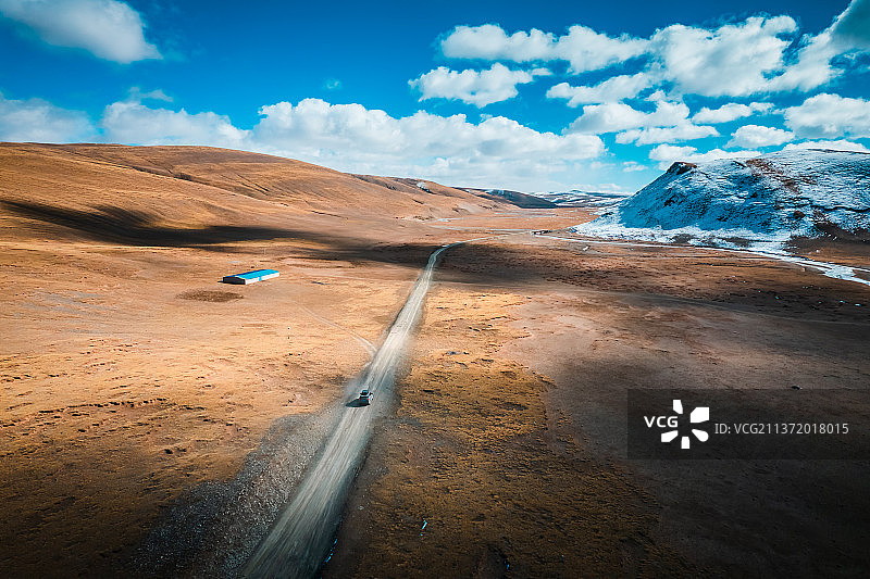 青海果洛州玛多县三江源国家公园黄河源雪原公路自驾游旅行航拍视角图片素材