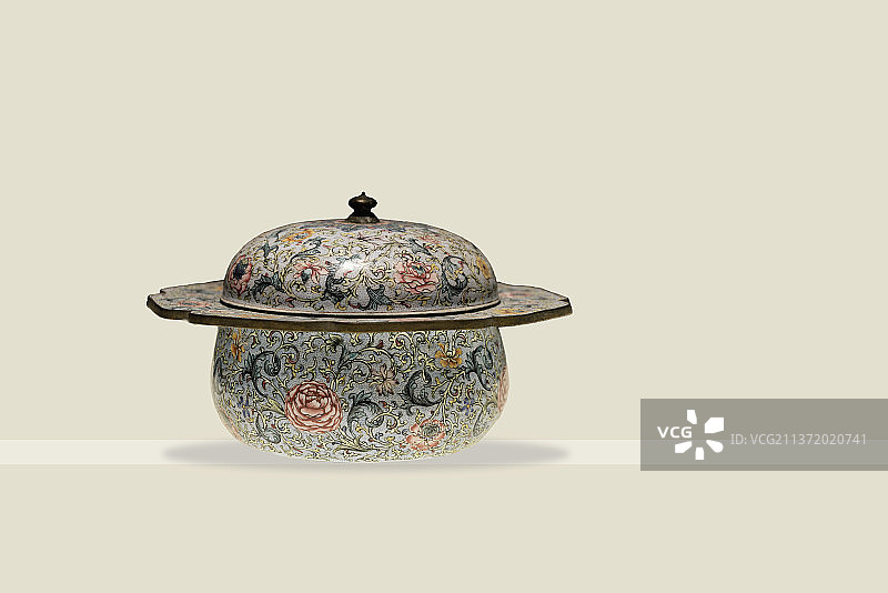 珐琅工艺制品，清，画珐琅花卉带盖香盒图片素材