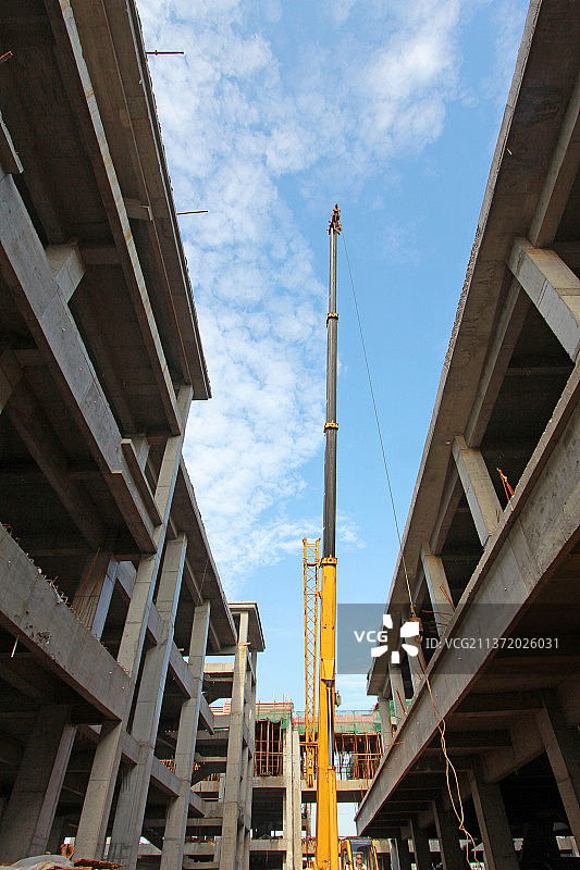 未完工的建筑物和起重机图片素材