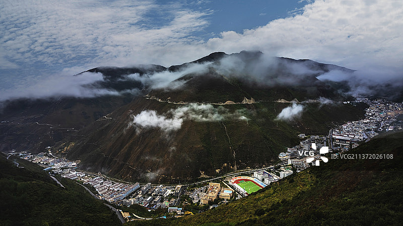 山沟里的城市图片素材