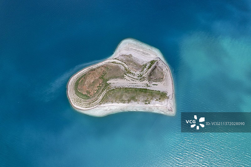 羊卓雍措的心形岛图片素材