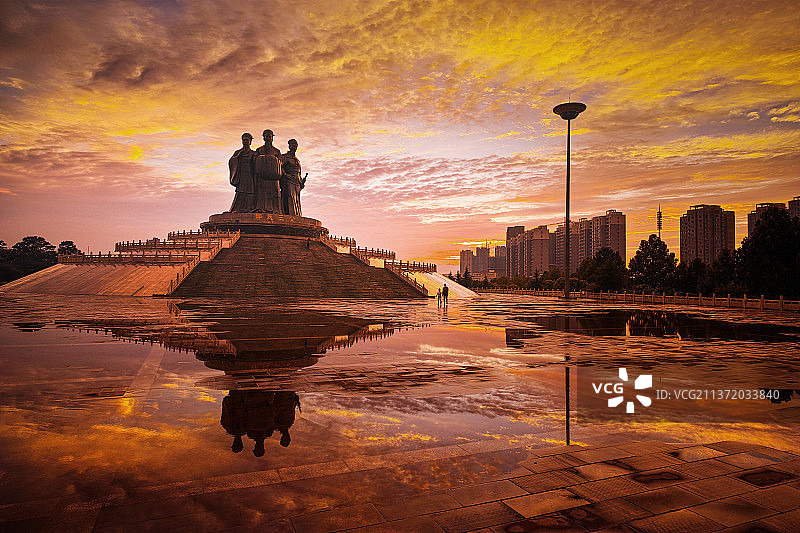 河南郑州荥阳三公像 成功广场图片素材