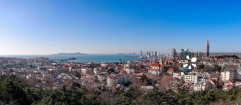 冬天蓝天下的青岛前海风景区全景图片素材