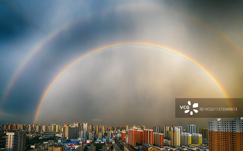 阵雨后城市上空的彩虹图片素材