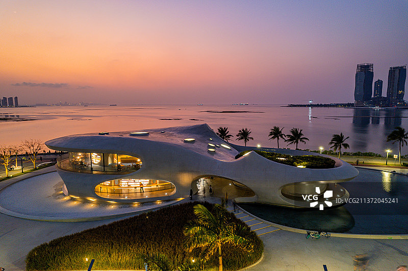 黄昏中的云洞图书馆图片素材