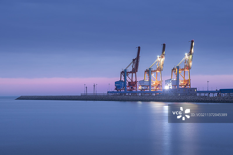 八所港第二装卸区傍晚蓝调时刻港口码头吊机图片素材
